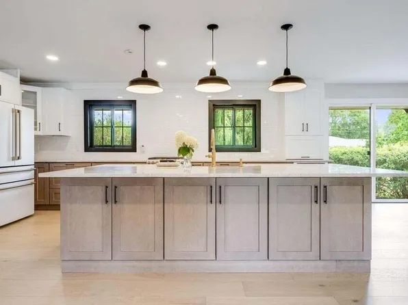 2050 Mt Kisco DRIVE, Elm Grove, WI 53122