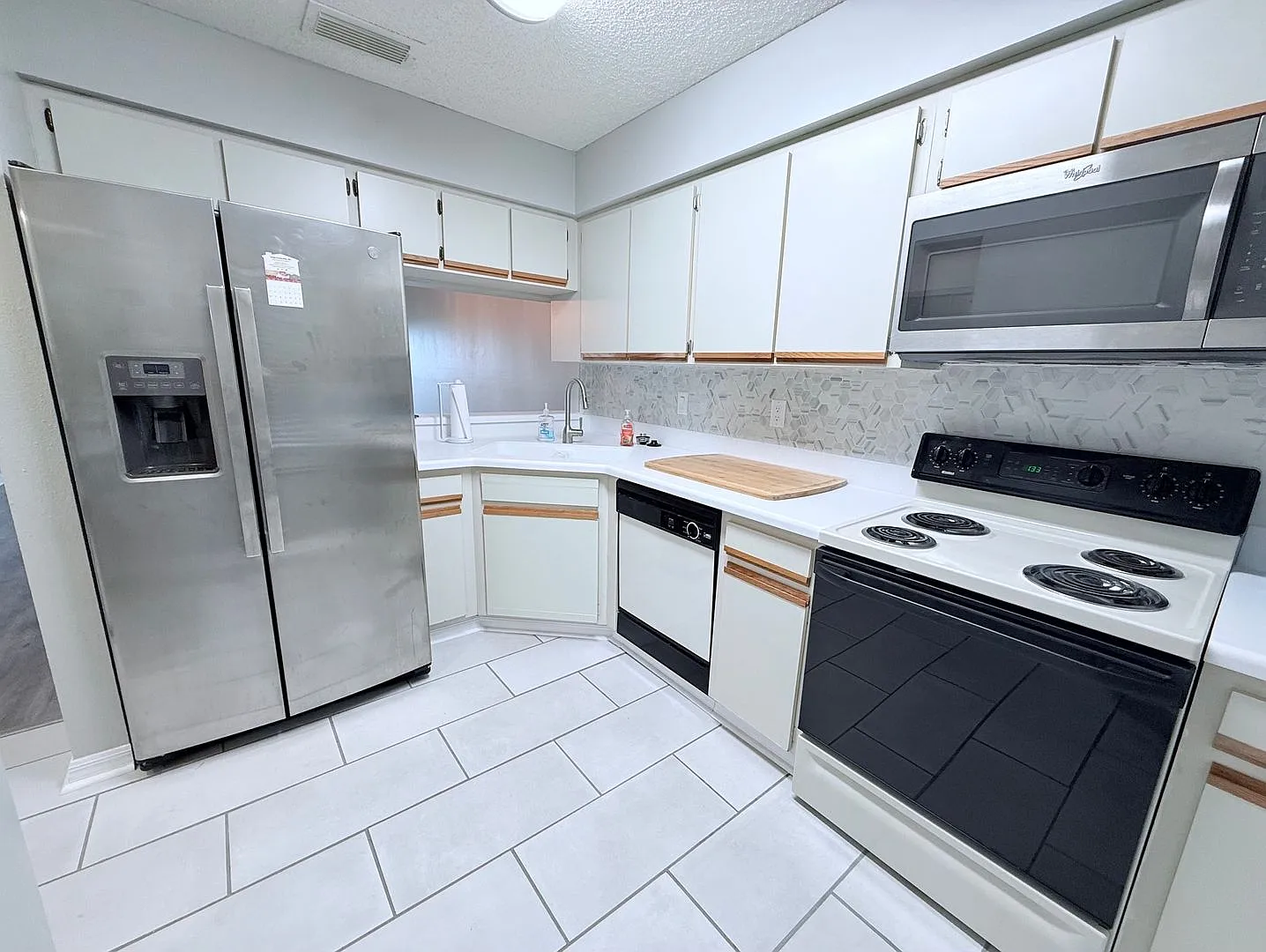 Beautifully Updated 2-Bedroom Condo in Prime Gulf Gate Location — Photo 4