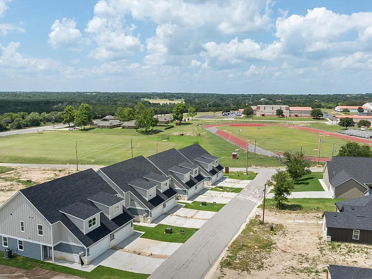 706 N Sycamore Dr — Photo 31