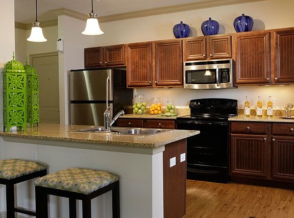 3rd image of 903 Lake Lily Dr APT B321