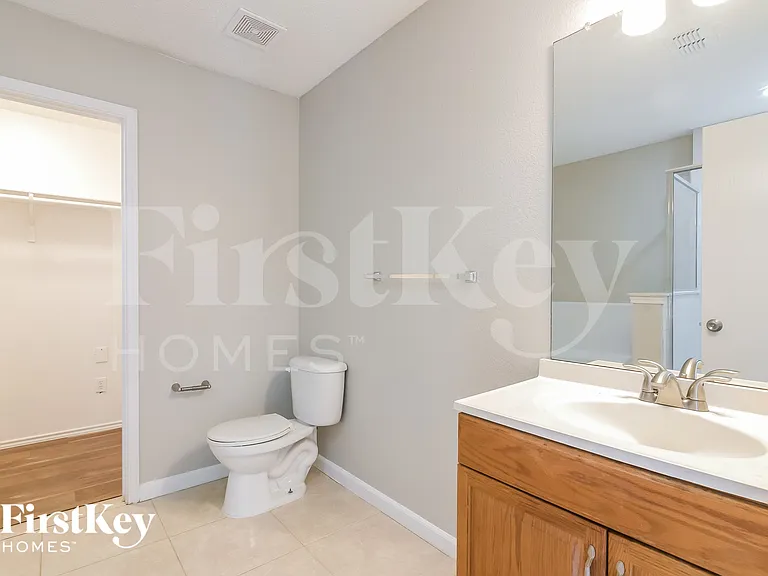 916 Simi Dr — Photo 13
