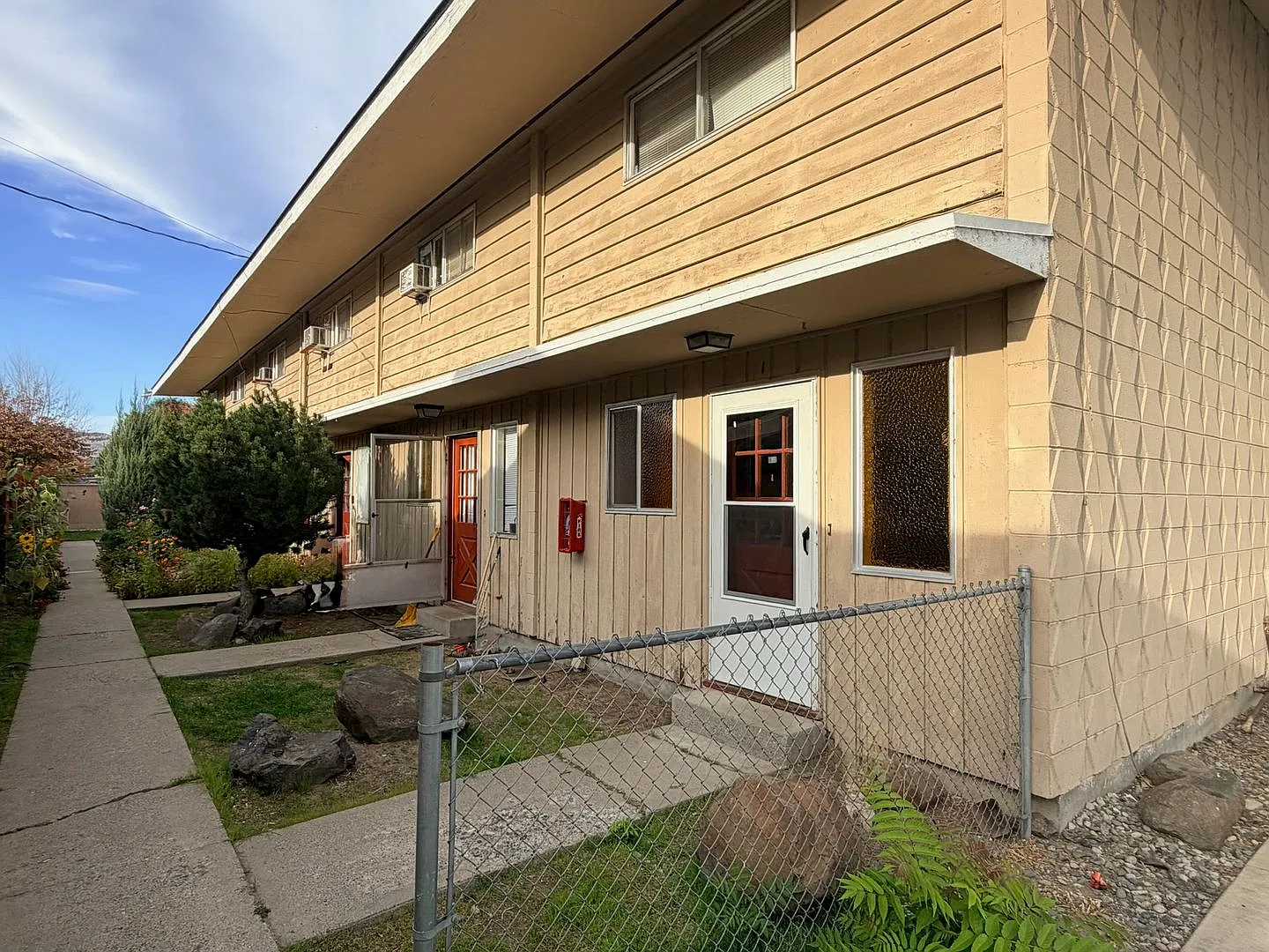 337 NE 7th — Photo 1