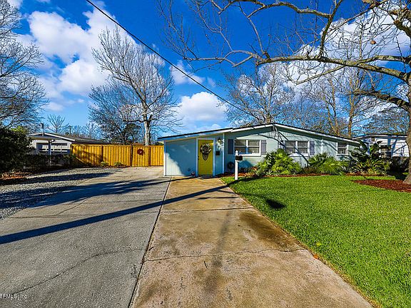 3rd image of 372 Royal Palms Dr
