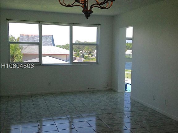 4th image of 2223 Park Ln APT 306