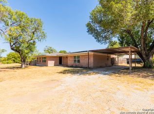 112 Warhorse Dr, Devine, TX 78016