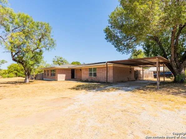 112 Warhorse Dr, Devine, TX 78016
