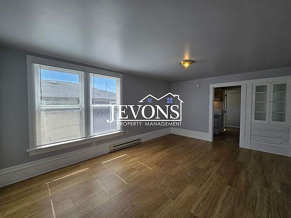 3rd image of 215 N Chestnut St APT 2