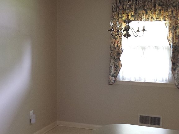 BREAKFAST/DINING AREA