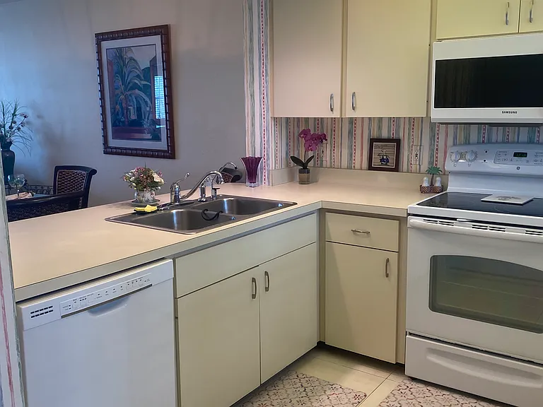 897 Collier Ct #202 — Photo 7