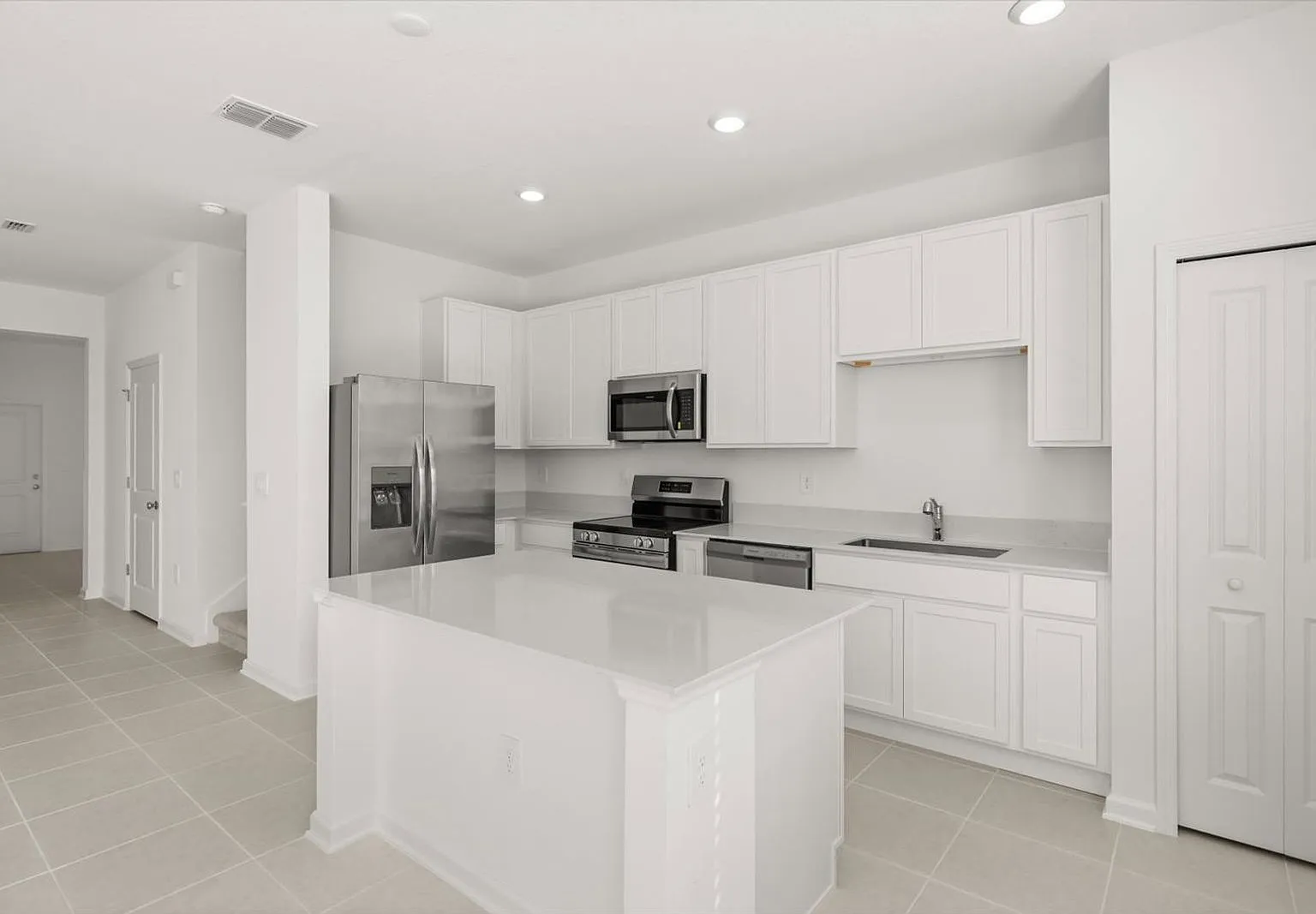 3 bed, 2.5 bath, 1834 sqft, $2,600 — Photo 4