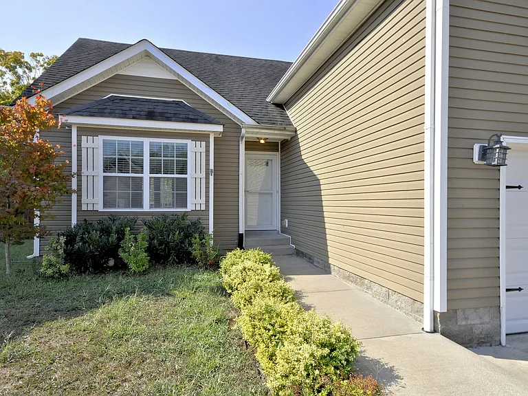 404 Leslie Wood Dr — Photo 2