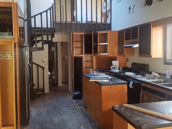 4th image of 1820 Plainfield Ave