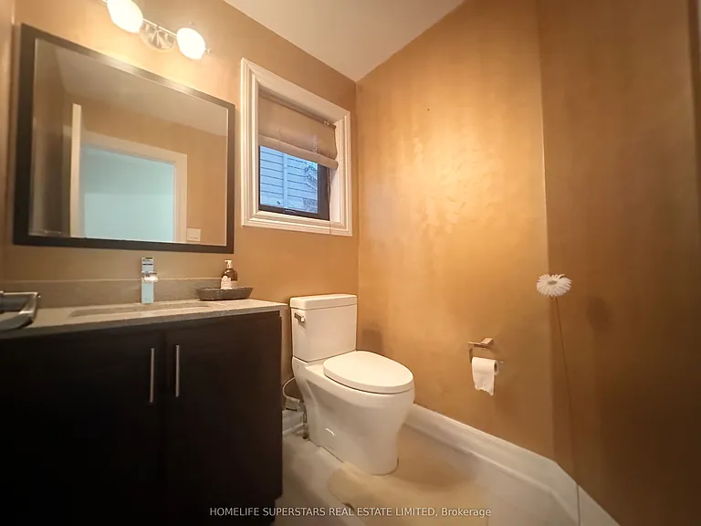 88 River Rock Cres W — Photo 3