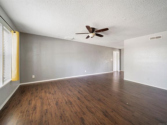 4th image of 906 N Florence Ave
