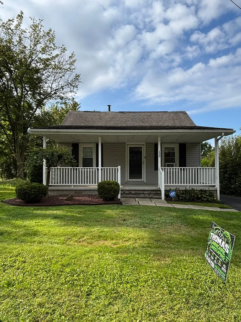 3 Bedroom Home North Hill Area — Photo 1