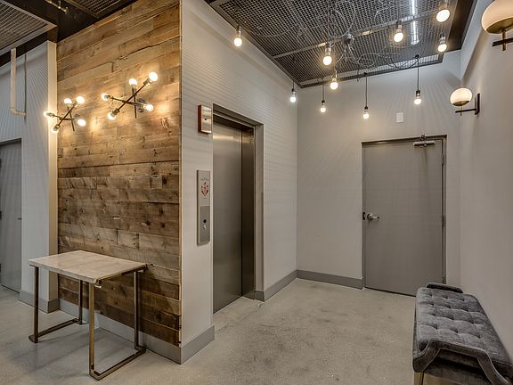 3rd image of 1023 N Ashland Ave #401