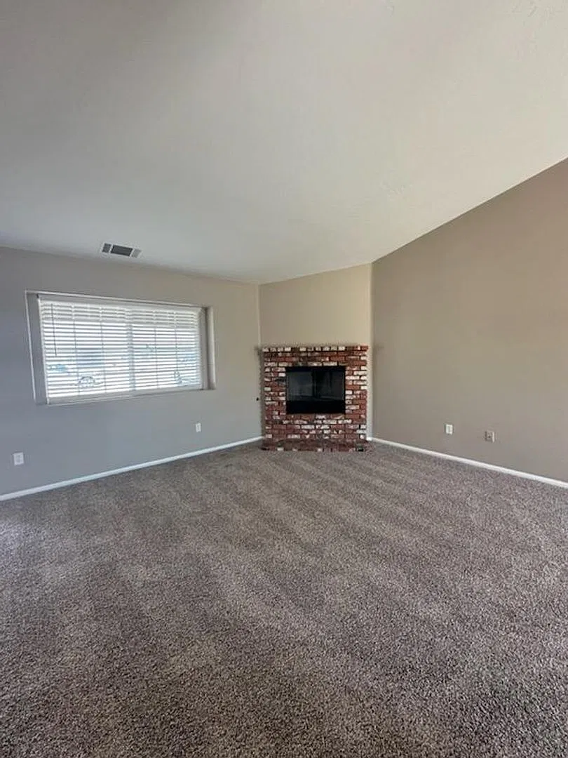 Spacious 3 Bedroom Plus Bonus Room In Hesperia!! — Photo 4