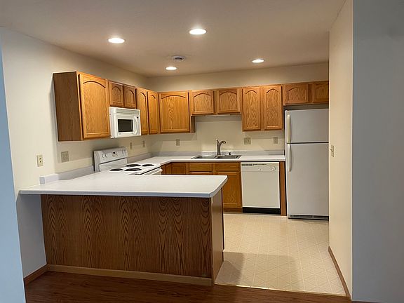 2nd image of 525 Avon Rd #3