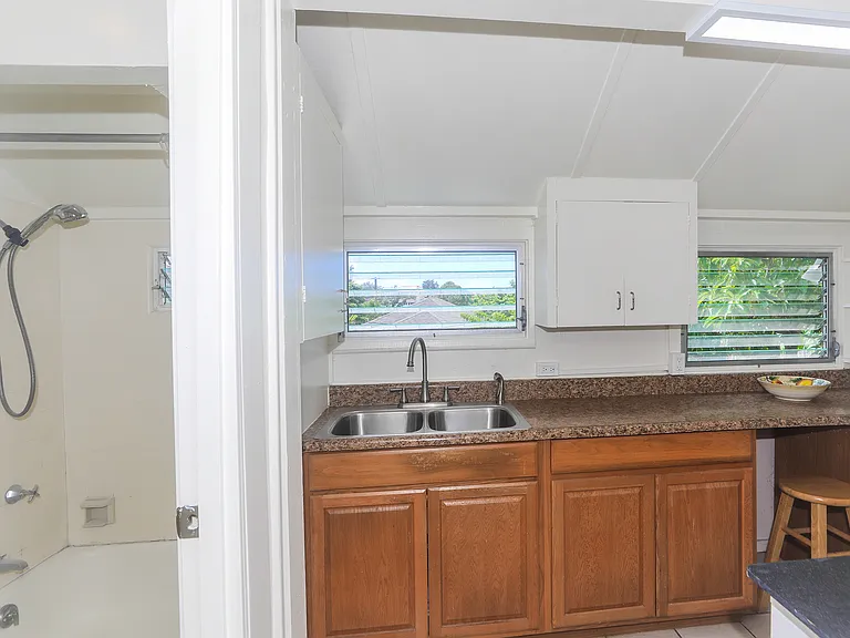 2534 E Manoa Rd #C — Photo 5