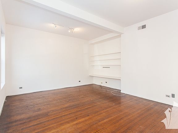 3rd image of 727 W Cornelia Ave #1