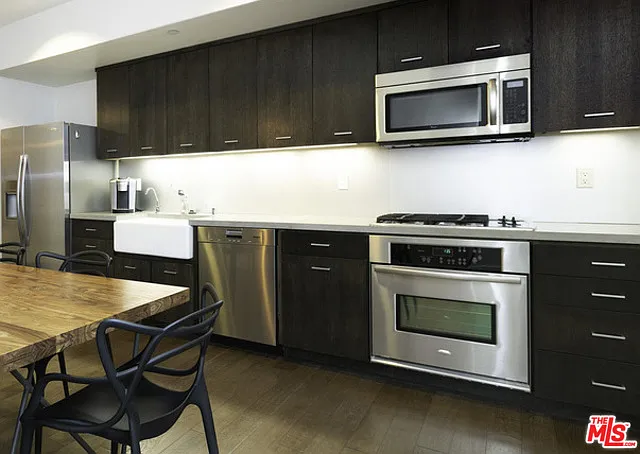 2 bed, 2.5 bath, 1300 sqft, $4,550 — Photo 4
