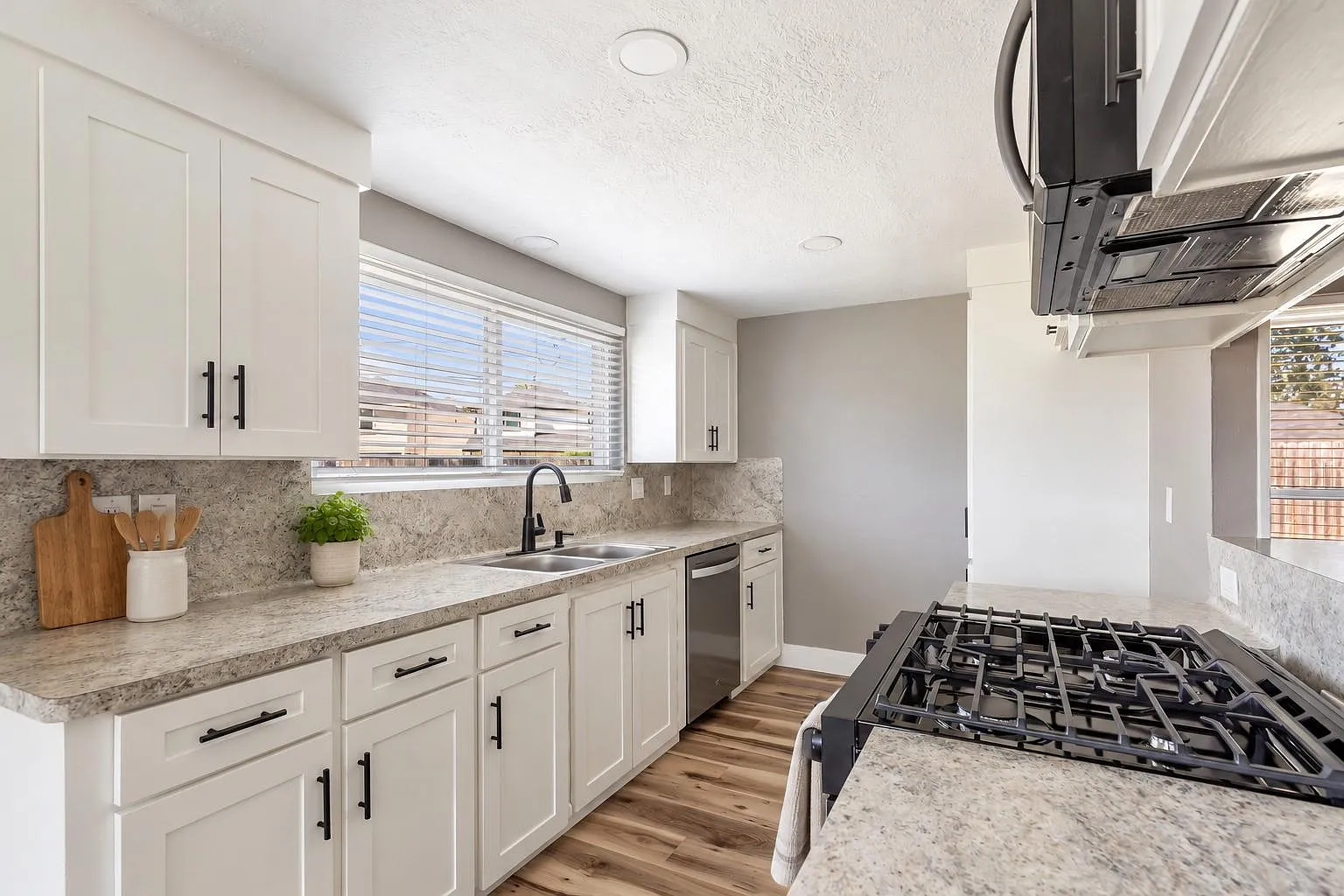 3 bed, 2.0 bath, 1442 sqft, $2,275 — Photo 3