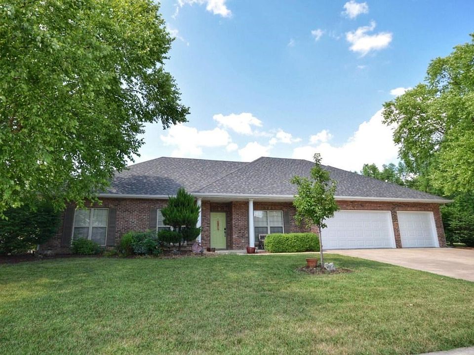 Beautiful Home With 3 Car Garage