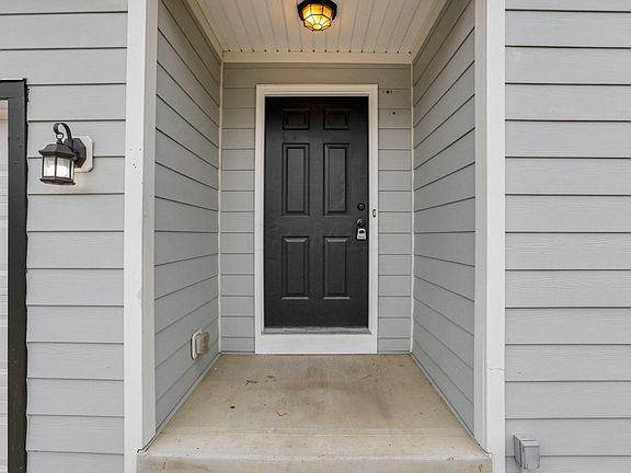 4th image of 608 Herrogate Sq