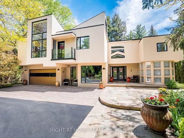 1 Friars Ln, Toronto, ON M9A 1T6