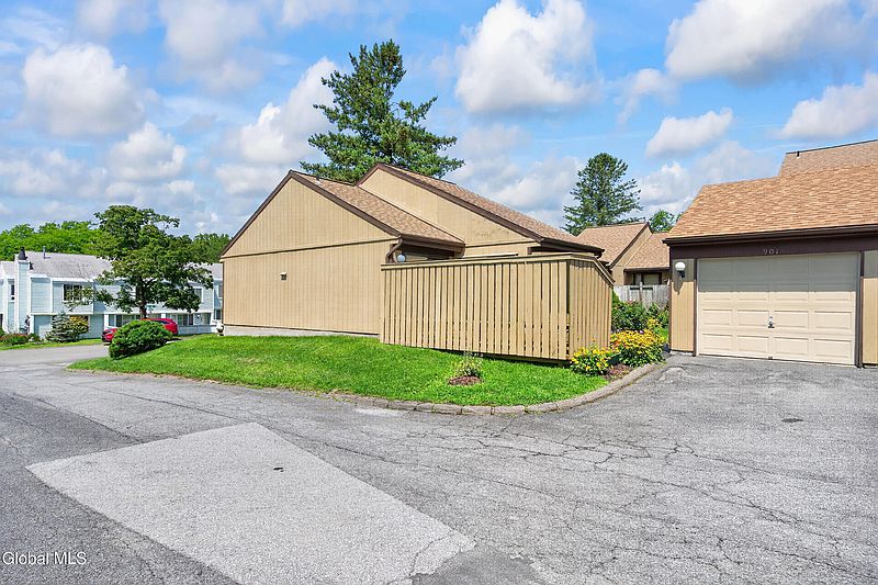 2nd image of 901 Huntington Court