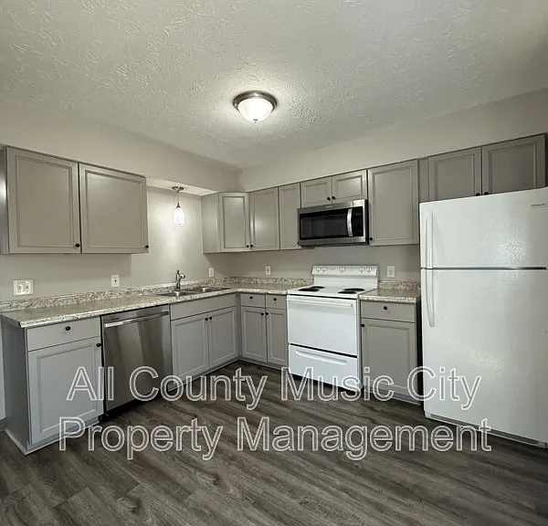 3120 Creekwood Dr — Photo 2
