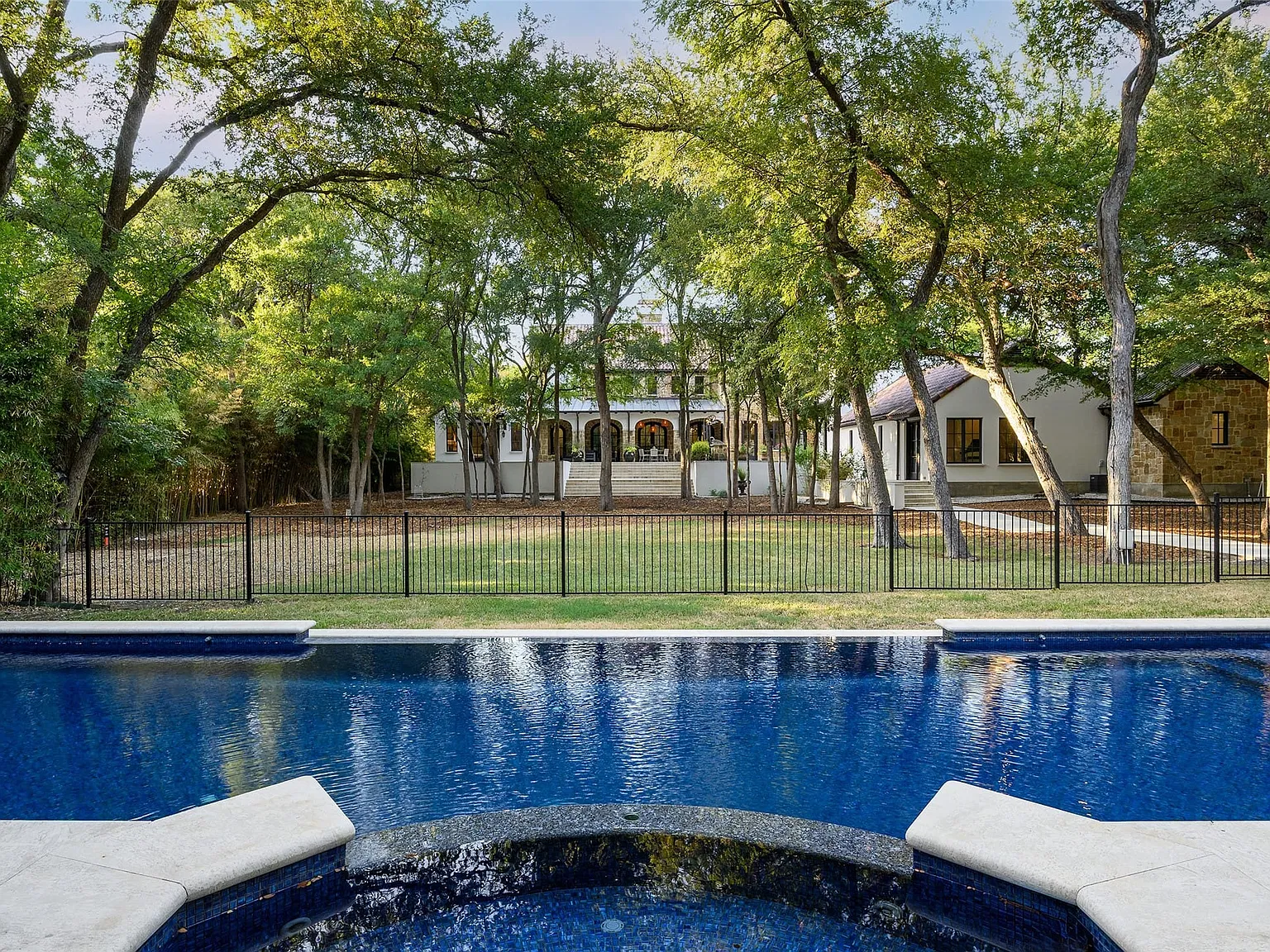 5 bed, 7.0 bath, 8044 sqft, $30,000 — Photo 3