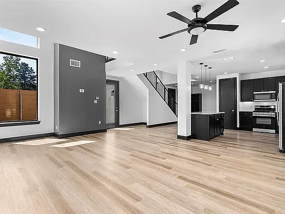 3 bed, 2.5 bath, 2034 sqft, $2,500 — Photo 2