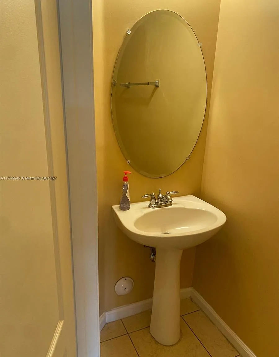 3 bed, 1800 sqft, $3,000 — Photo 2