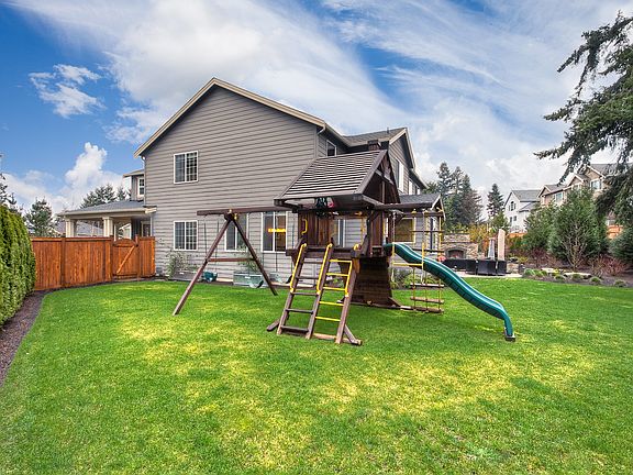 2nd image of 16585 SE 61st Pl