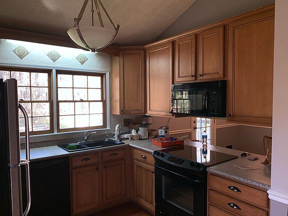 4th image of 140 Marilyn Ct