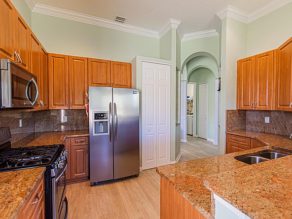 5th image of 308 NW Bayside Ct