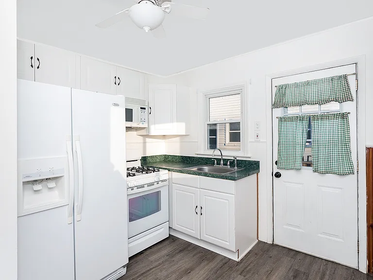 2318 Fisher St — Photo 2