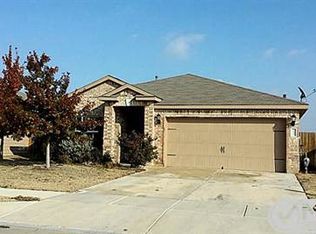 10041 Iron Ridge Dr, Fort Worth, TX 76140