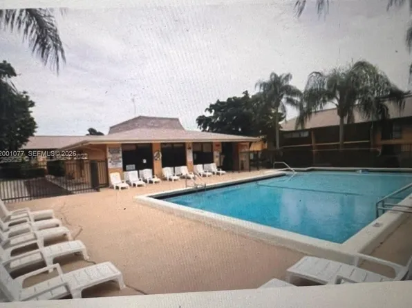 5821 Washington St, Hollywood, FL