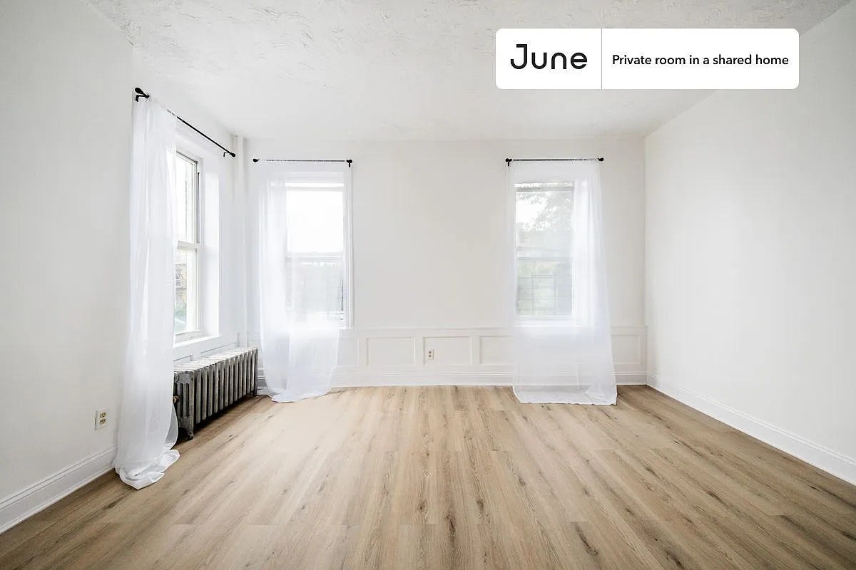 Queen bedroom in 4 bed/1 bath home in Sunset Park #1876 B — Photo 1