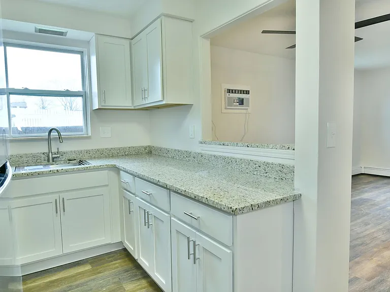 560 Gladys St — Photo 21