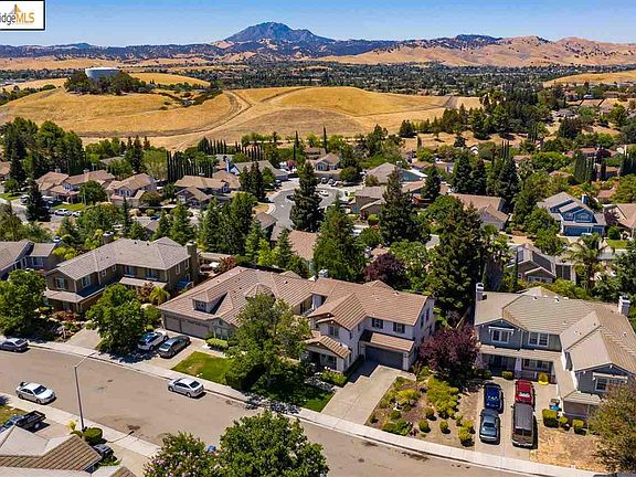 3rd image of 3228 Oso Grande Way