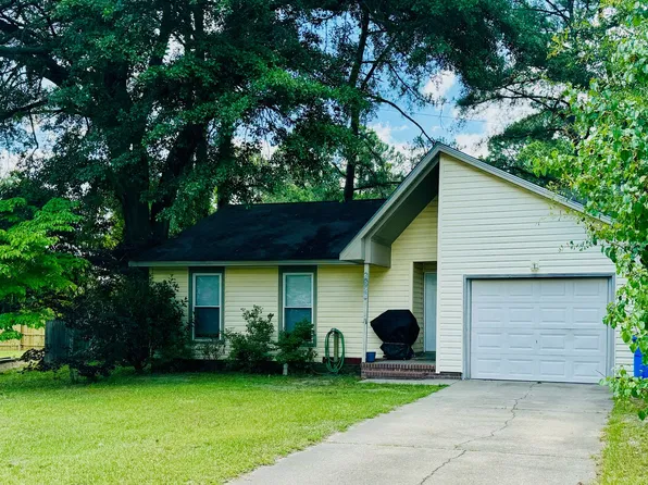 6598 Honeysuckle Dr, Fayetteville, NC 28304