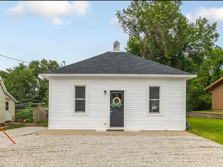 104 E Florence St — Photo 2