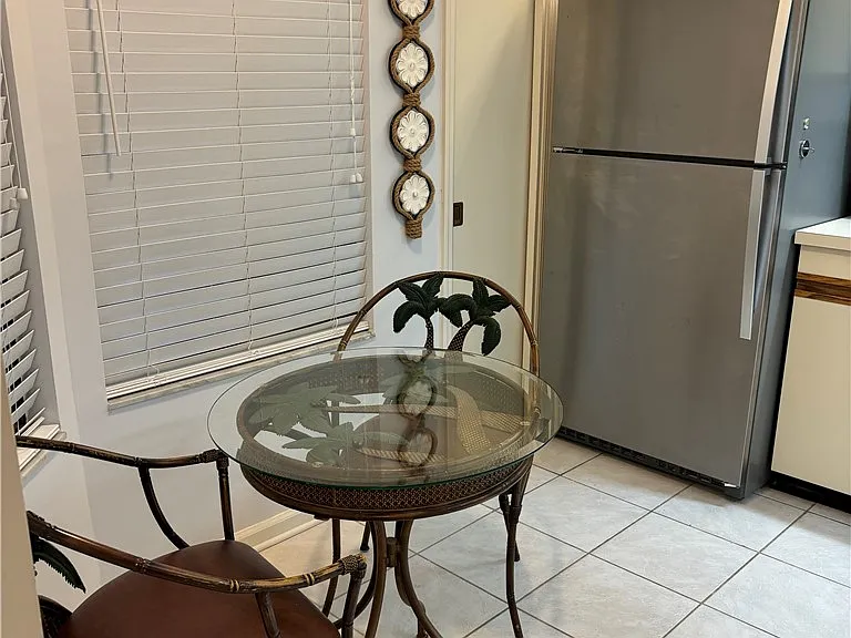 874 Wimbledon Dr — Photo 3
