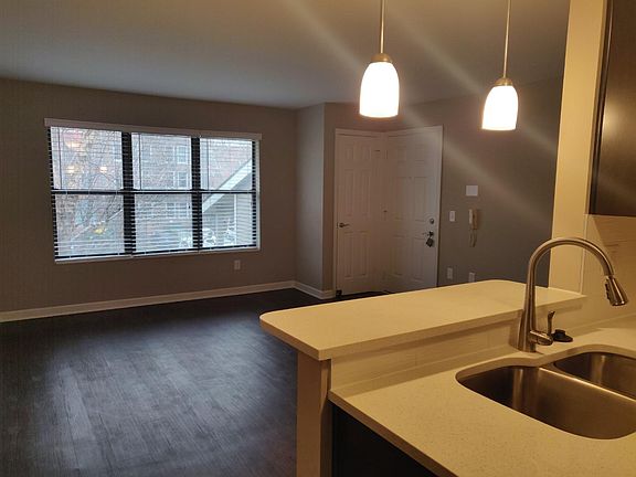 5th image of 905 Washington St APT 303