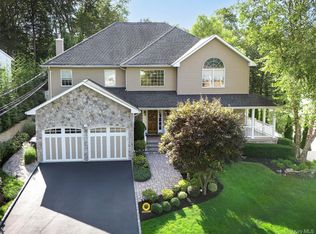 1 Coolidge Ave, Glen Head, NY 11545