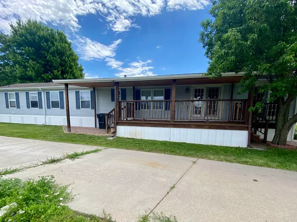 8 Sara Dr, Hastings, NE 68901