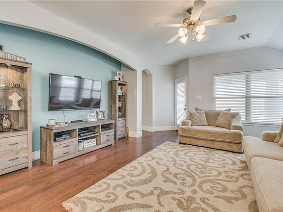 5th image of 1209 Catbird Dr